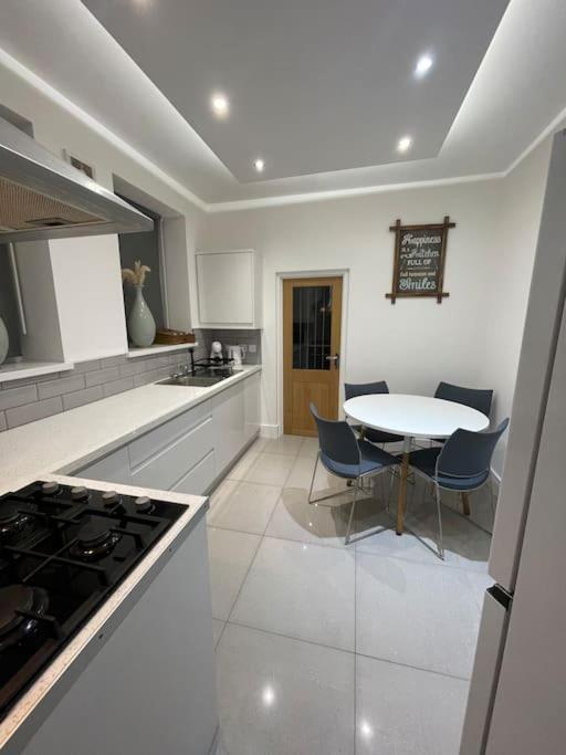 Modern, Spacious And Central Location Aberdare Eksteriør bilde